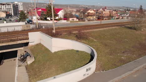 El-Joven-Parkour-Traceur-Salta-Una-Pared-Y-Sale-Corriendo-Por-Un-Paso-Subterráneo