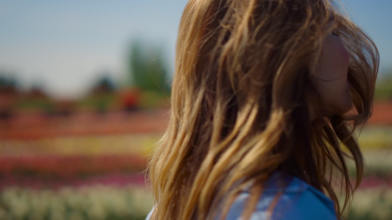 retrato de una mujer sonriente bailando, una chica coqueta dando vueltas en el parque bloming.