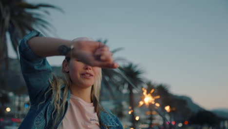 Mujer-Joven-Con-Bengalas-Bailando-En-La-Playa-Al-Atardecer-Celebrando-La-Víspera-De-Año-Nuevo-Divirtiéndose-Celebración-Del-Día-De-La-Independencia-Con-Fuegos-Artificiales-Disfrutando-De-La-Libertad