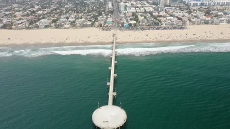 antena del muelle de pesca de venice beach, marina del rey, los angeles, california durante el verano - disparo de drones