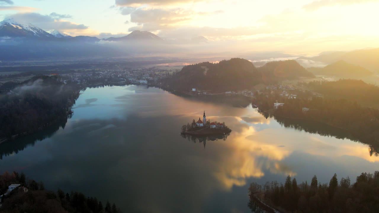 Splendido video aereo con drone in 4K cattura il Lago di Bled, Slovenia, all'alba