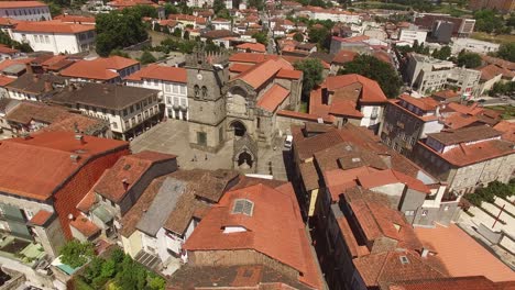 Vista-Aérea-De-La-Colegiata-Portuguesa-De-Oliveira-En-Guimaraes,-Portugal