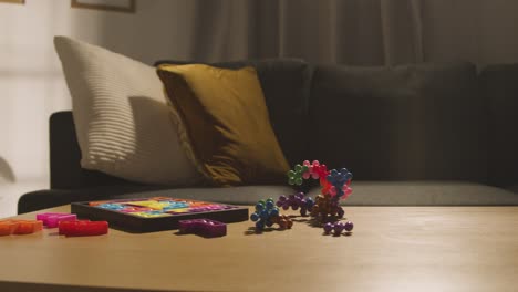 rompecabezas de formas entrelazadas de colores en la mesa en casa para niños diagnosticados con tea 1