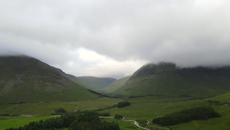 glencoe 스코틀랜드의 안개가 자욱한 산