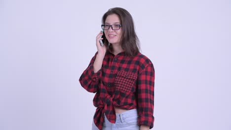 feliz joven hermosa mujer hipster con teléfono