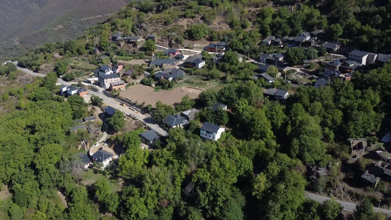 vista aérea de un pueblo rural en las montañas en benuza-4