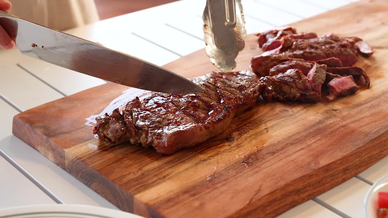 cortando un filete a la parrilla