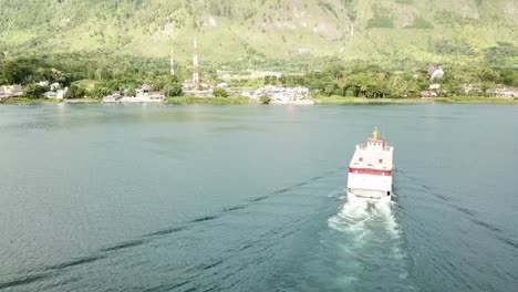 Vista-De-Drones-Del-Ferry-Cerca-Del-Puerto-En-La-Isla-De-Samosir-En-El-Lago-Toba,-Sumatra,-Indonesia