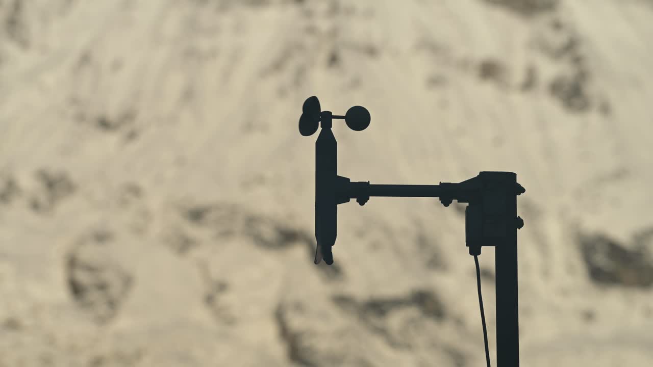 바람 속도를 측정하는 기상 예보 기기, 바람을 측정하는 안네모미터, 기상학 및 과학에서 산에서 날씨 예보를 수행하는 데 사용되는 과학 기기