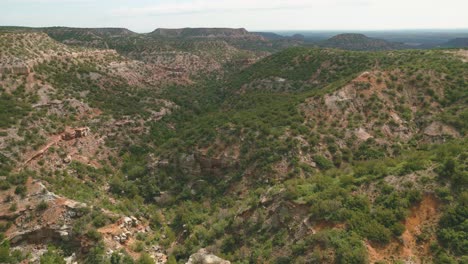 Paisaje-De-Un-Valle-En-El-Semi-Desierto-En-Los-Cañones-Caprock-En-Texas-Cubierto-De-Arbustos-En-Un-Día-Soleado