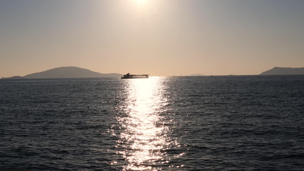 화창한 저녁에 마르마라 바다에서 항해하는 나룻배 실루엣