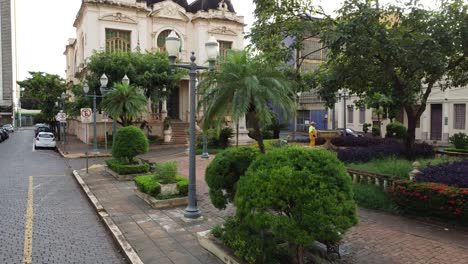 Lateral-view-of-a-square-and-it's-palace-in-Ribeirão-Preto,-Brazil-country-side