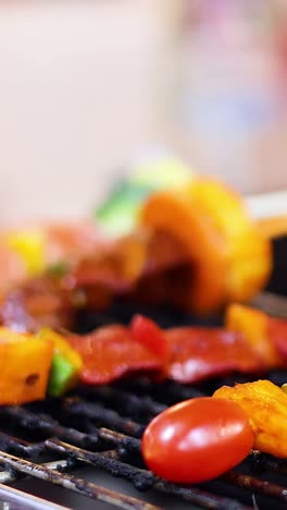 pinzas de colores a la parrilla en un mercado bullicioso