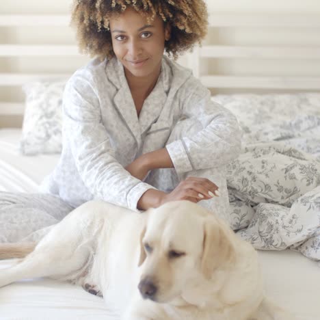 mujer y su perro descansando en la cama