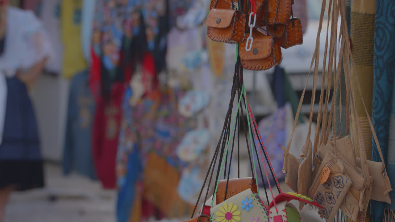 mercancía de bolso en nazare, portugal para la venta en el centro de la ciudad