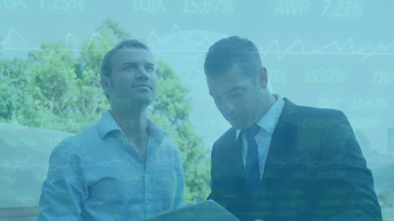 animación del procesamiento de datos financieros sobre dos hombres hablando.