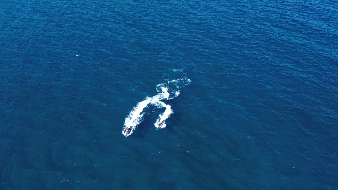 스페인 남쪽 해안의 해양 풍경에서 제트 스키 항해 항공기 드론 뷰