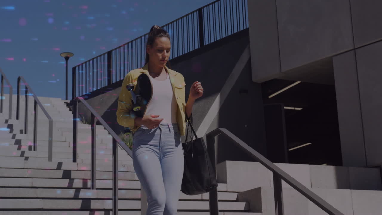 donna che scende scale esterne con skateboard e borsa tote, con icone educative fluttuanti