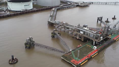 drone view tranmere oil terminal birkenhead costero petroquímico puerto distribución distribución pontón órbita derecha