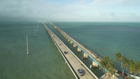 Vista-Aérea-Del-Puente-De-Siete-Millas-En-Los-Cayos-De-Florida-En-Un-Hermoso-Día-Con-Hermosas-Aguas-Turquesas-Siguiendo-A-La-Derecha