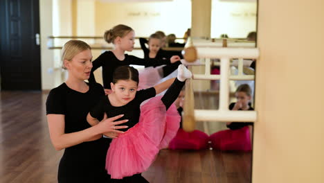 niños en la clase de baile clásico