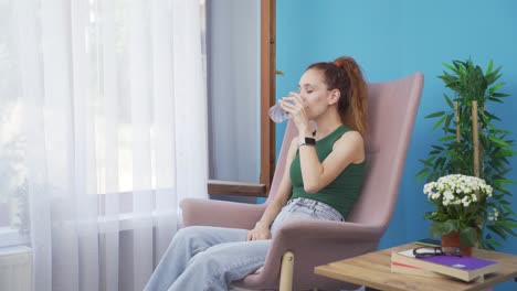 The-woman-who-drinks-water.