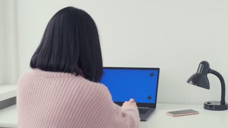 imágenes de retrospectiva de una mujer caucásica sentada frente a una computadora portátil e imprimiendo en ella. trabajo en línea a distancia en casa. mujer de negocios morena haciendo freelance en internet