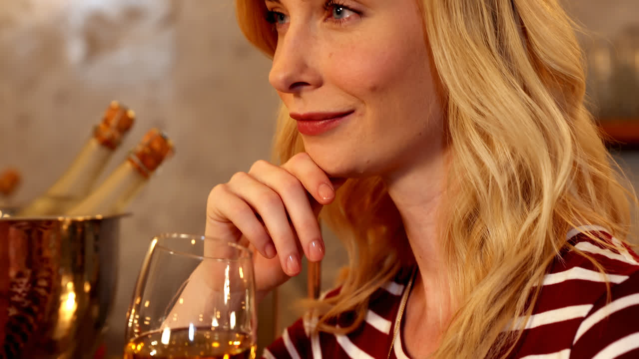 Ung kvinne drikker champagne 4K 4k