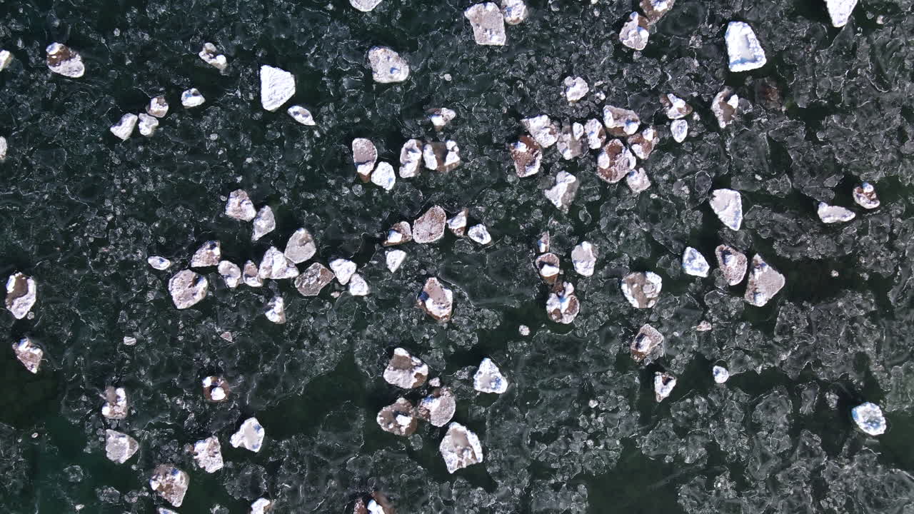 겨울에 미시간 주 휴런 호수에서 얼음의 상승 드론 샷