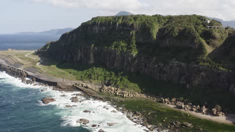 Naturaleza-Cinemática-Aérea-Olas,-Océano-Y-Formaciones-Rocosas-Keelung-Wangyou-Valle-Taiwán