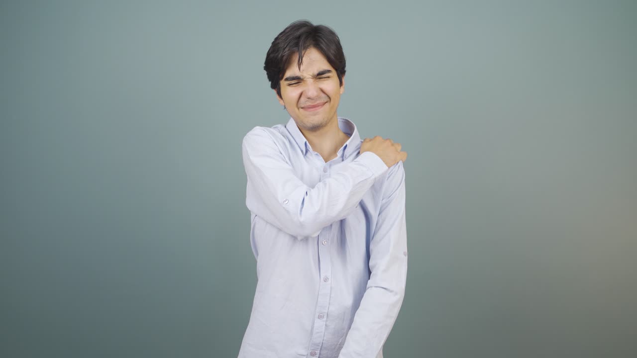 어깨 통증이 있는 남자.