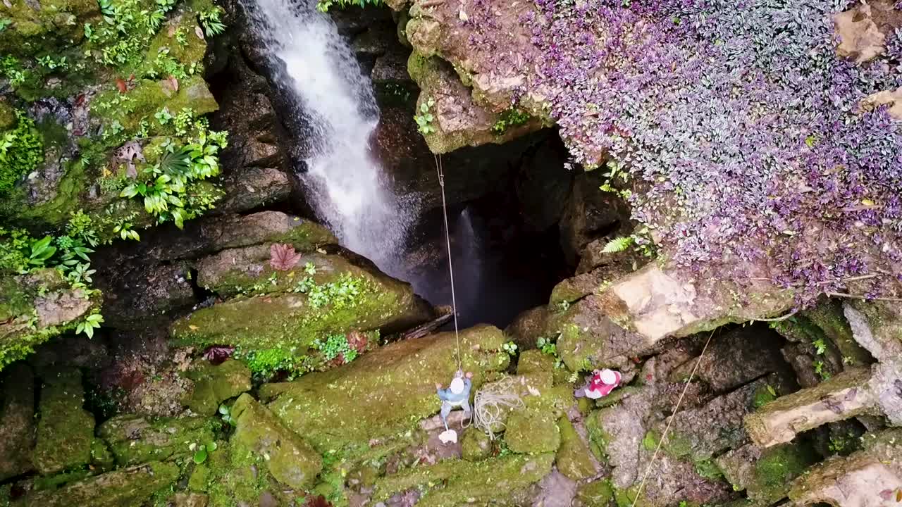 hombres listos para caer en un agujero con agua en cascada dentro