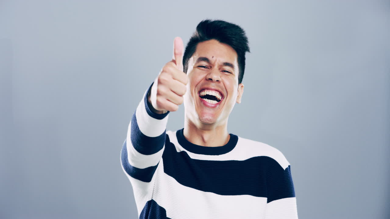 큰 엄지손가락을 들고!