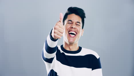 큰 엄지손가락을 들고!