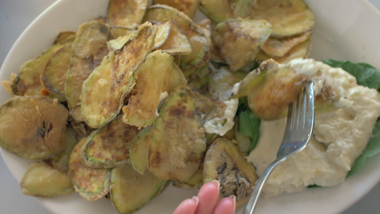 크림 소스와 함께 긴 zucchini