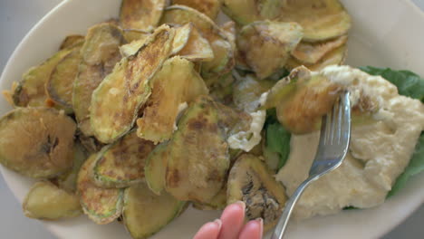 크림 소스와 함께 긴 zucchini