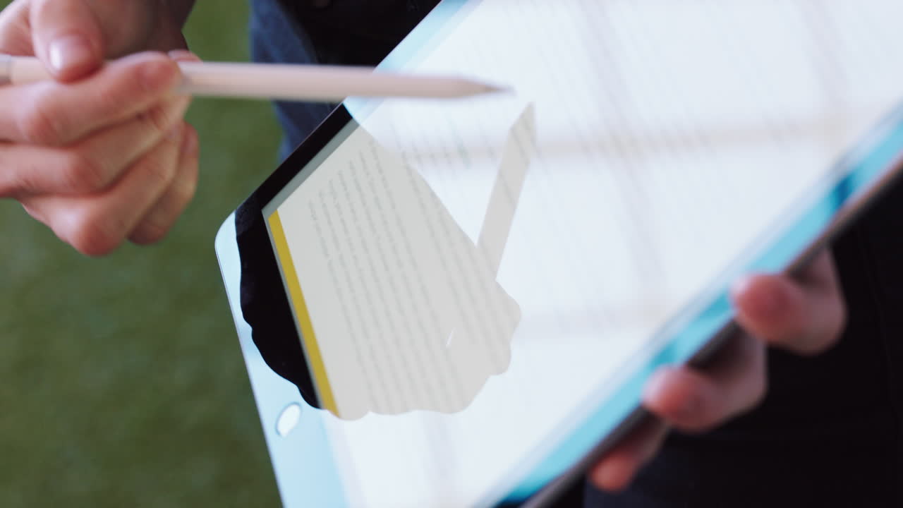 presentación de datos con zoom, manos con la tableta