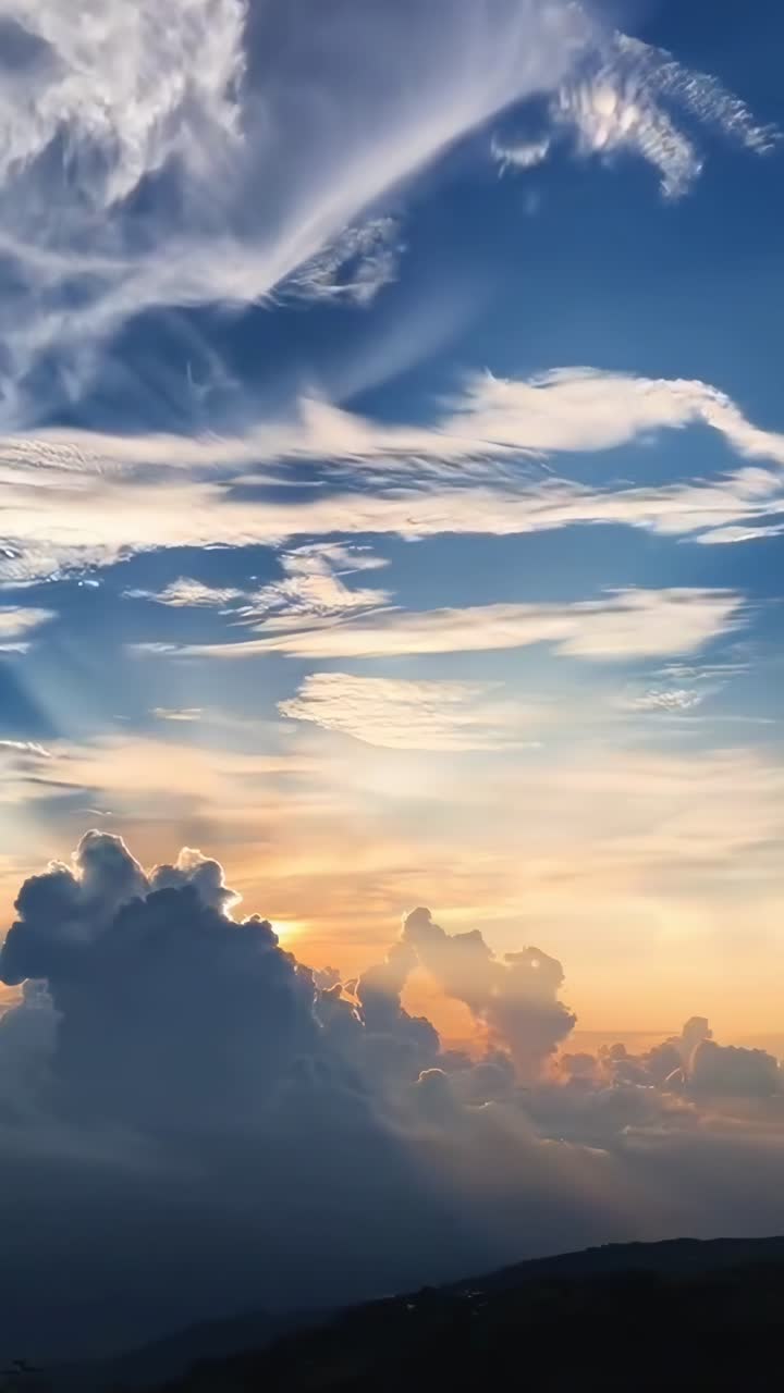 Video mozzafiato di un tramonto che cattura nuvole drammatiche dal basso, mettendo in risalto sfumature dorate
