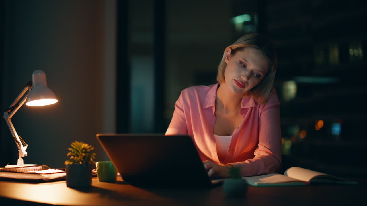 mujer trabajando en la computadora portátil por la noche