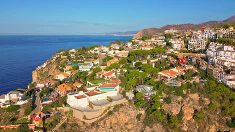 villas de la costa española en vista panorámica aérea, soleada playa marina del este