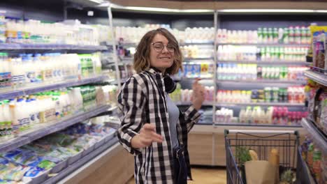 Feliz-Jovencita-Divertida-Bailando-Entre-Estantes-En-El-Supermercado