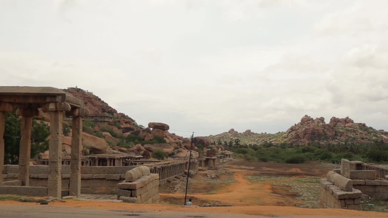 vista panorámica de los templos en ruinas de hampi