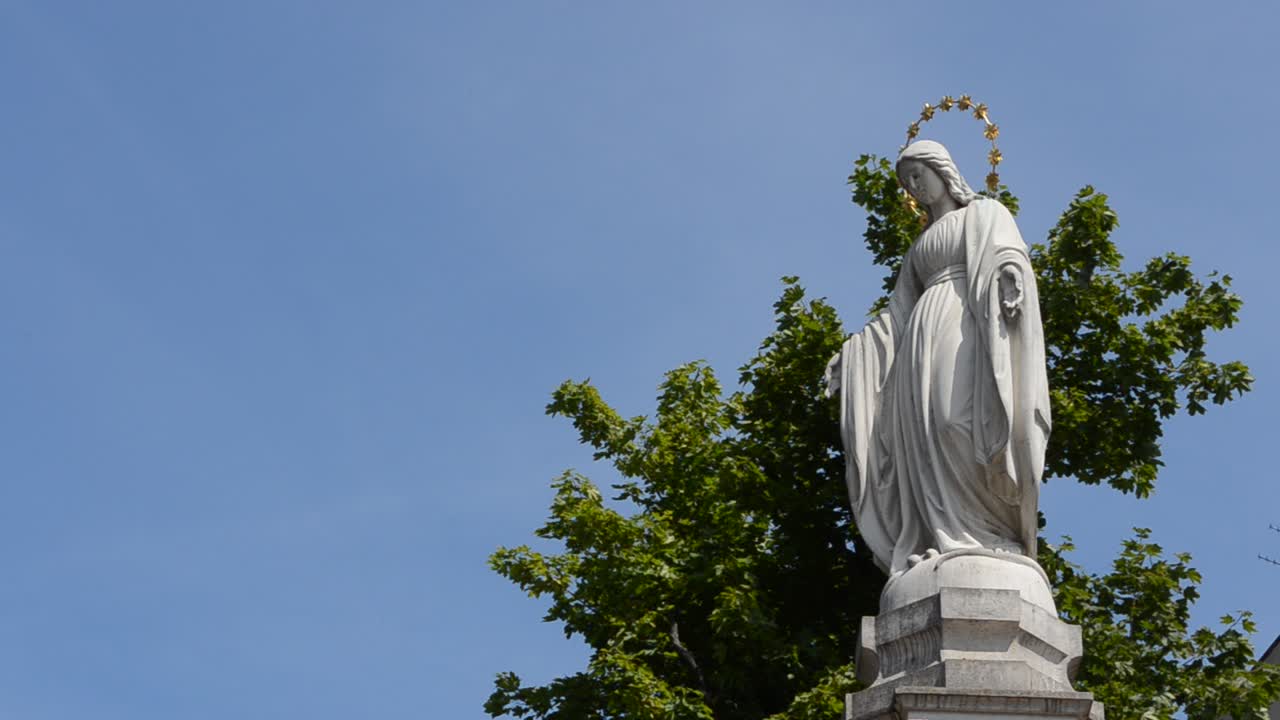 Statua contro il cielo. Leopoli, Ucraina. Statua della Vergine Maria a Leopoli, Ucraina. Leopoli - Capitale della regione storica della Galizia