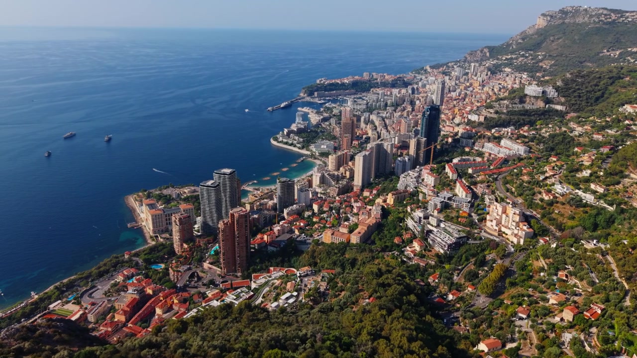 Vista aerea dall'alto della costa di Montecarlo, degli edifici della città e delle colline circostanti.
