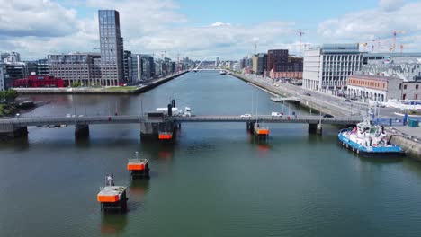 flotando sobre el río liffey en dublín, detrás del puente tom clarke