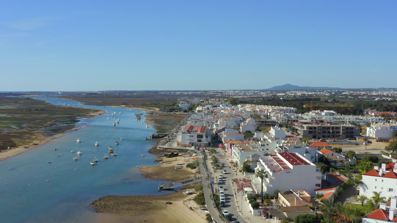 fotografía aérea ascendente desde el paseo de cabanas revelando el paisaje pintoresco de la ria formosa, algarve