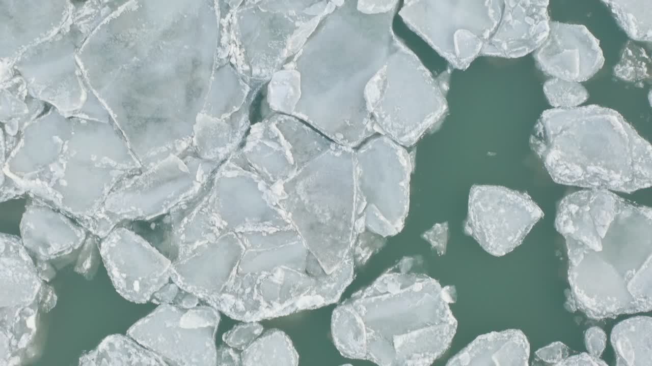 toma aérea de drones revela trozos de hielo congelados flotando en el lago