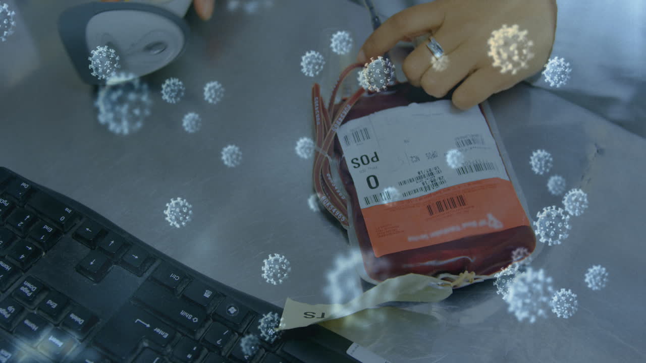 연구실에서 혈액 봉지를 스캔하는 코카시안 의사 위에 떠다니는 거대 코로나19 세포의 애니메이션