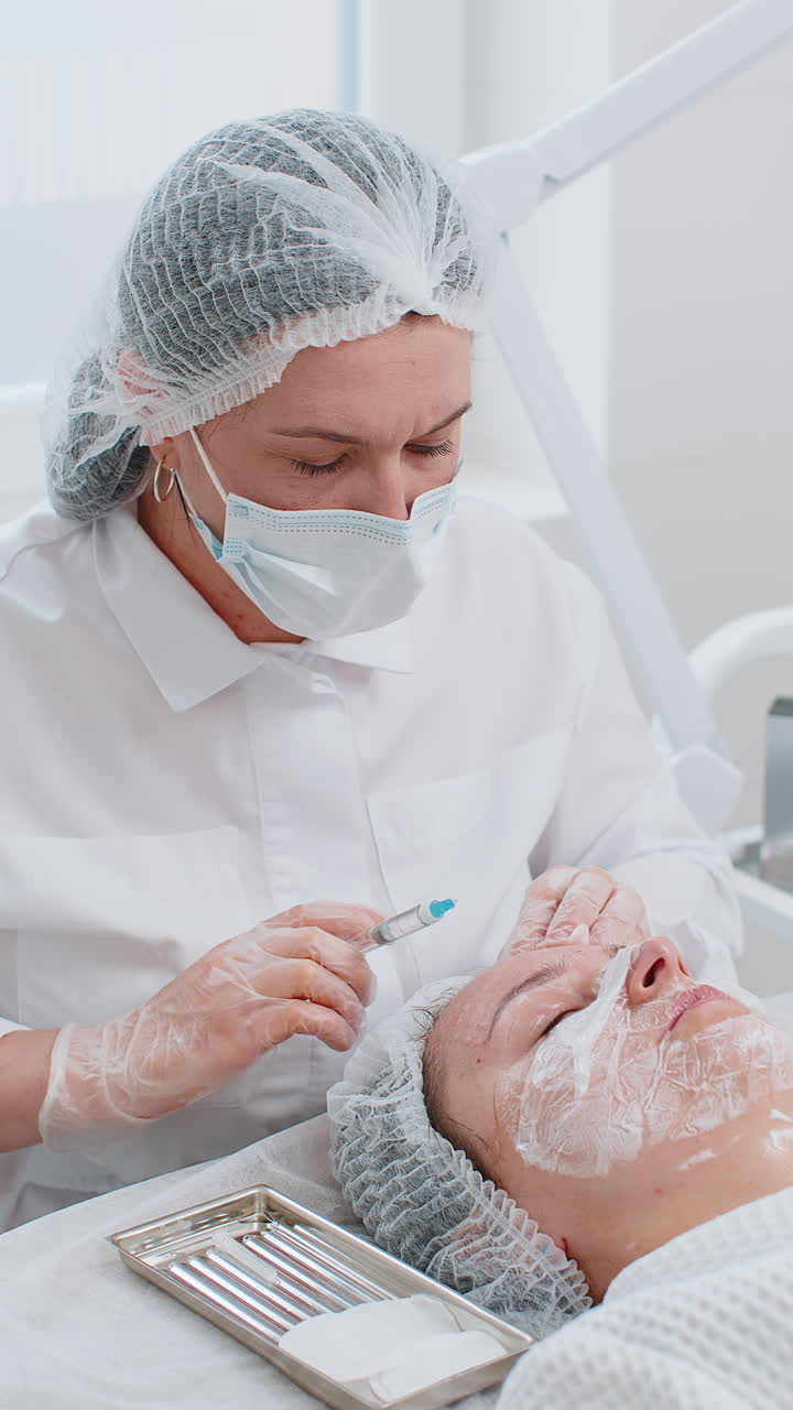 cosmetólogo haciendo mujer joven belleza inyecciones anti-envejecimiento biorevitalización cara mesoterapia