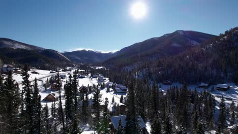 Drohnenansicht-über-Bäume-In-Einem-Tal-An-Einem-Sonnigen-Tag-Im-Winter